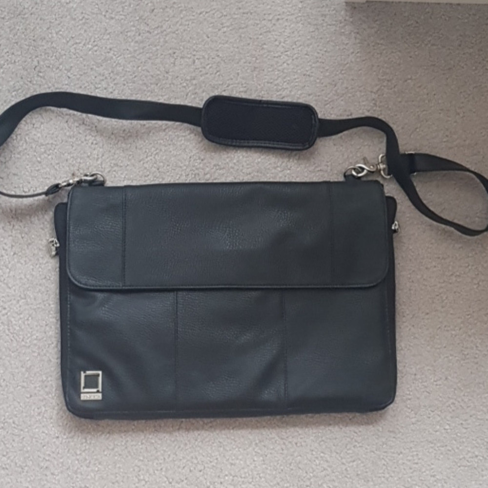 Like New! Lencca Faux Leather Laptop Bag